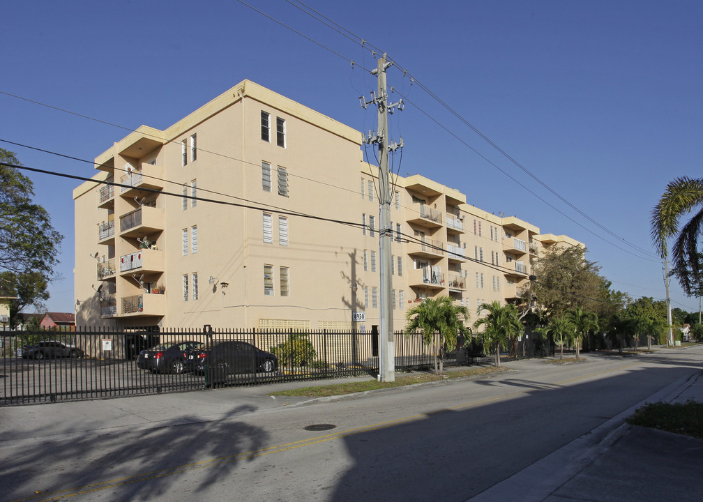 Lancaster in Hialeah, FL - Foto de edificio