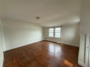 307 W Shore Rd in Huntington, NY - Building Photo - Building Photo