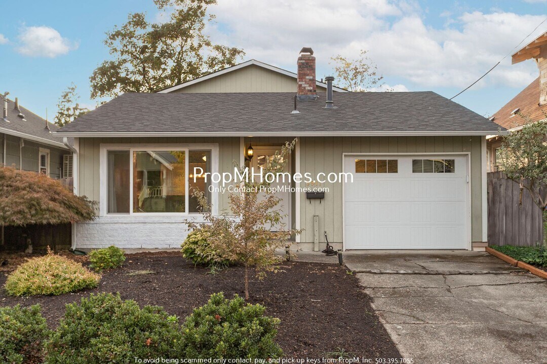 3911 SE 64th Ave in Portland, OR - Building Photo