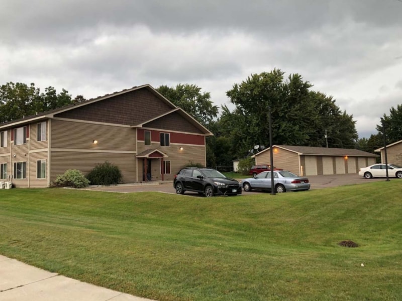355 Horseshoe Dr in Cambridge, MN - Foto de edificio