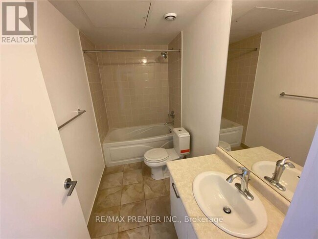 832-3832 Bay St. in Toronto, ON - Building Photo - Building Photo