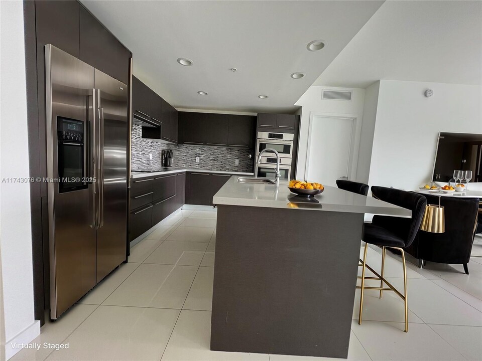 7661 NW 107th Ave in Doral, FL - Building Photo