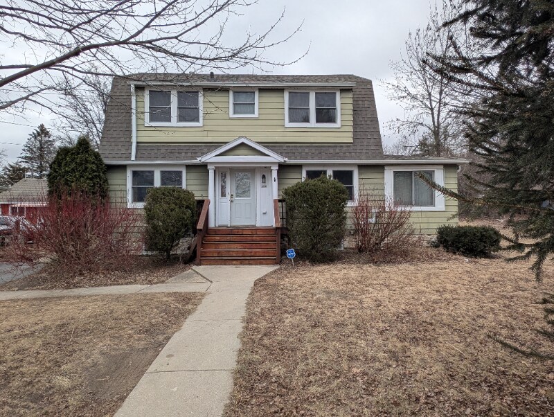 604 Wilmot Ave in Twin Lakes, WI - Building Photo