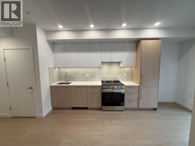2227 St Johns St in Port Moody, BC - Building Photo - Building Photo