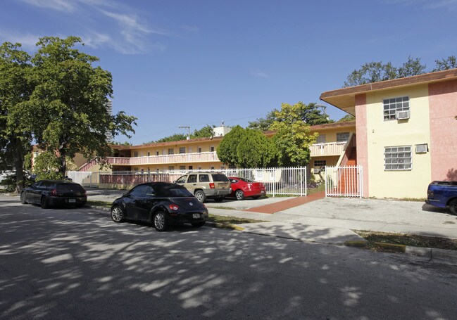 455 NE 33rd St in Miami, FL - Foto de edificio - Building Photo