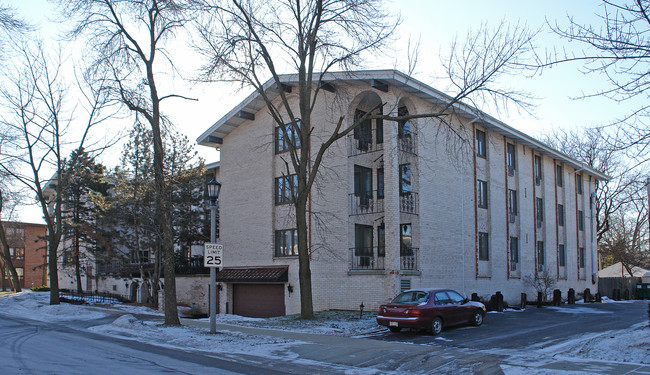 425 E Henry Clay St in Milwaukee, WI - Foto de edificio - Building Photo