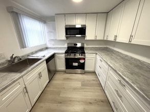 555 Oak St in Glendale, CA - Building Photo - Building Photo