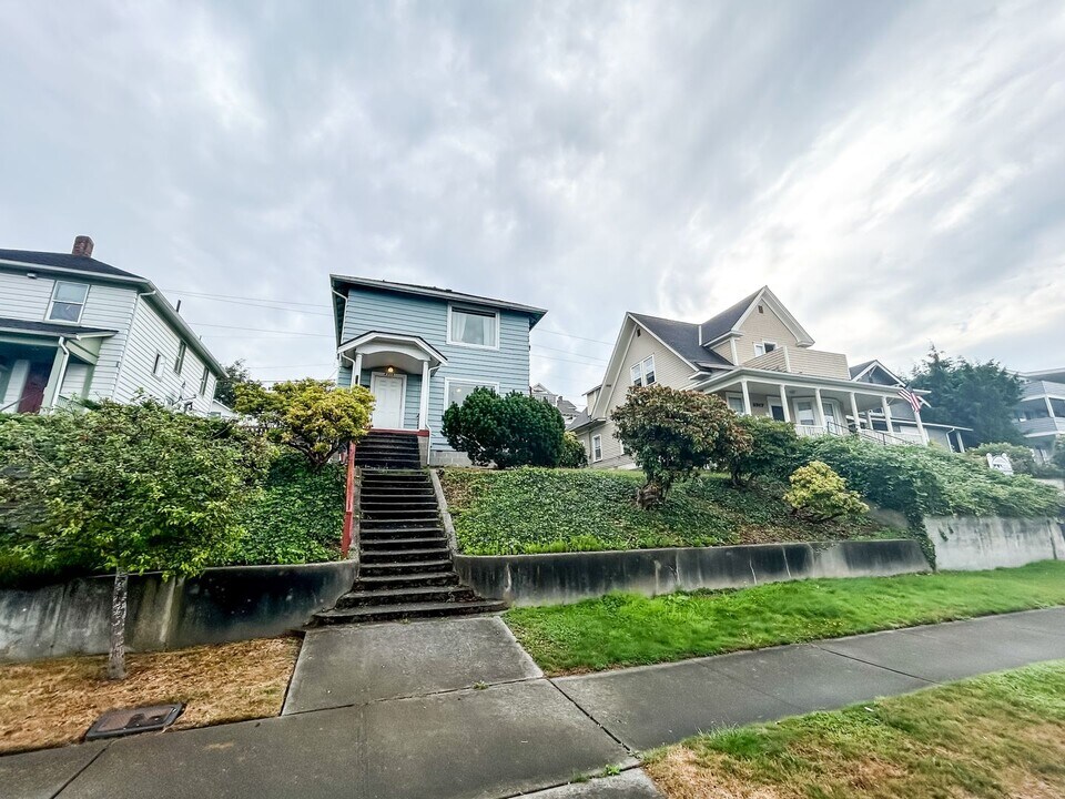 2315 Grand Ave in Everett, WA - Building Photo