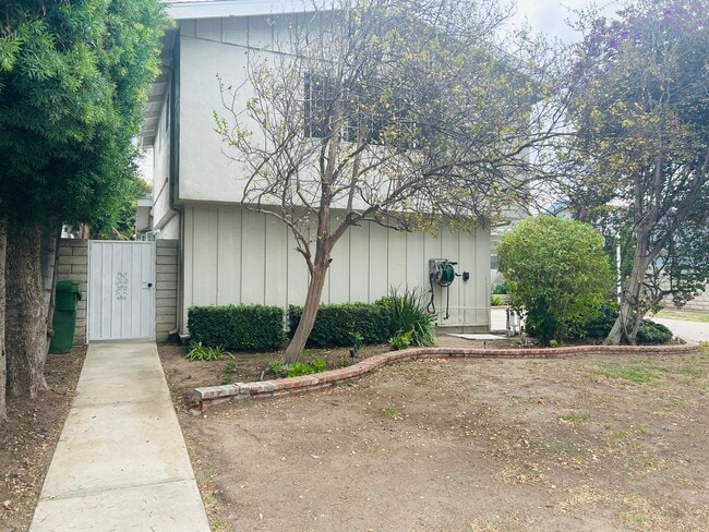 11552 Ruffner Ave, Unit Second Floor in Granada Hills, CA - Foto de edificio - Building Photo
