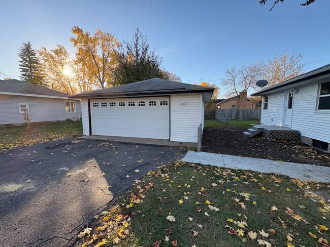 1011 64th Ave N in Brooklyn Center, MN - Building Photo - Building Photo