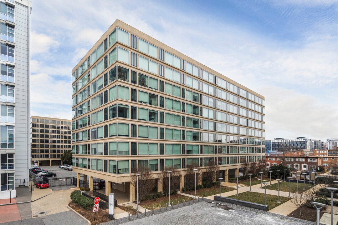 Waterfront Tower in Washington, DC - Building Photo