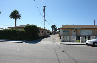 5637-5693 Cypress Rd in Oxnard, CA - Foto de edificio - Building Photo