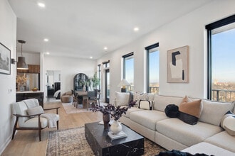 Thirty Seven West Farnam in Omaha, NE - Building Photo - Building Photo