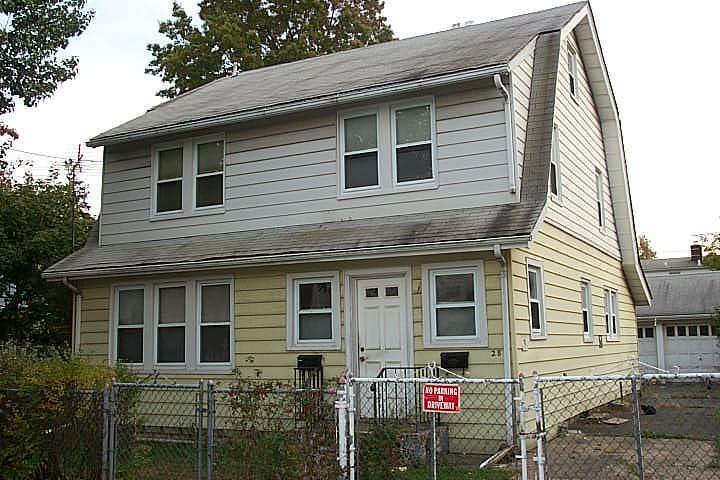 28 Morton Ave in Hempstead, NY - Building Photo