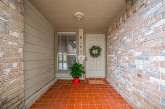 2022 Highland Hills Dr in Sugar Land, TX - Building Photo - Building Photo