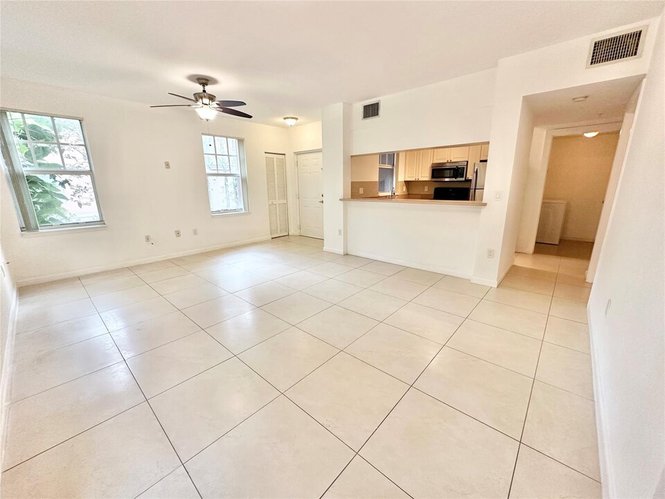 6778 W Sample Rd in Coral Springs, FL - Building Photo