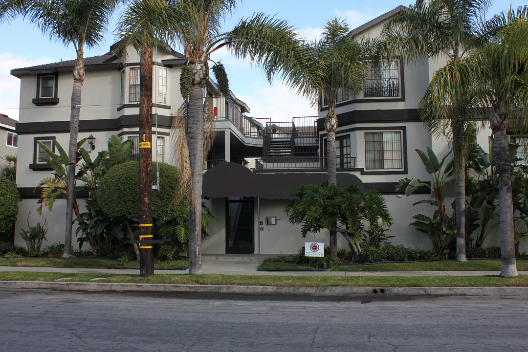 Newport Baja Apartments in Long Beach, CA - Building Photo