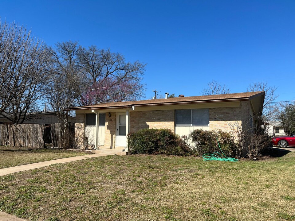 102 E Croslin St in Austin, TX - Building Photo