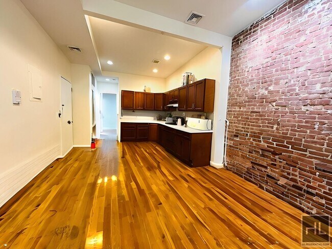 Floor Through 4 Bed/1.5 Bath Penthouse in in New York, NY - Building Photo - Building Photo