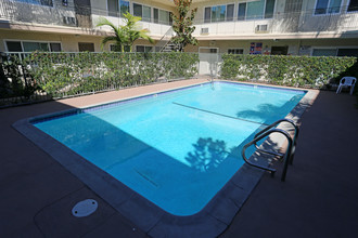 Lakewood Colony Apartments in Lakewood, CA - Foto de edificio - Building Photo