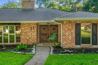 11 Whittier Dr in Friendswood, TX - Foto de edificio - Building Photo