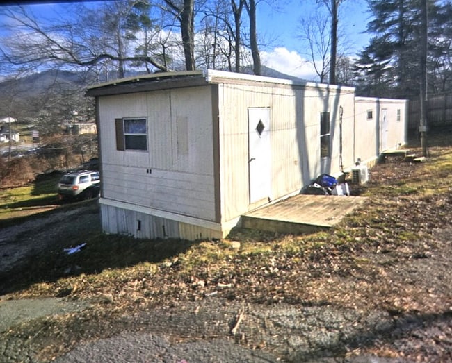 1075 Sweeten Creek Rd in Asheville, NC - Building Photo - Building Photo