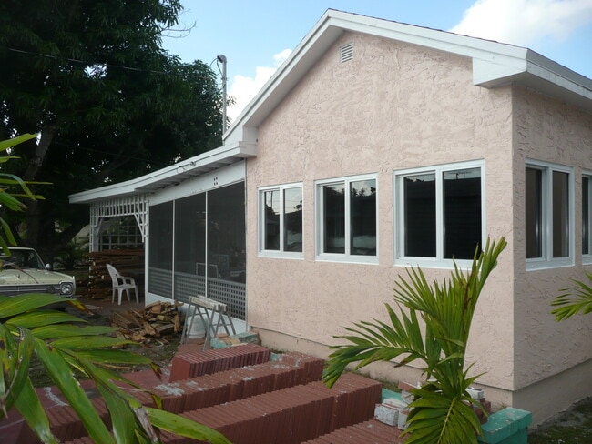 525 24th Ave N in Lake Worth Beach, FL - Building Photo - Building Photo