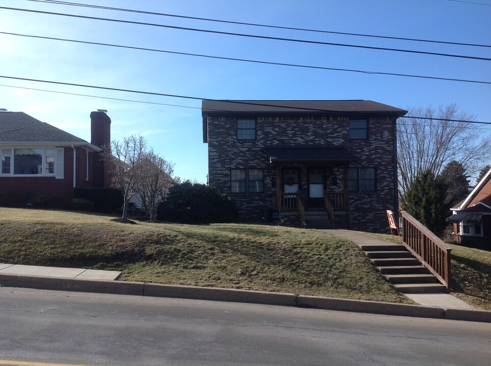 503 Lewis Ave in Jeannette, PA - Building Photo