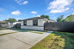 2490 NW 44th St in Miami, FL - Building Photo