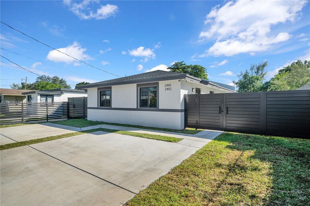 2490 NW 44th St in Miami, FL - Building Photo