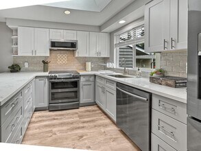 13316 NE 137th Pl in Kirkland, WA - Building Photo - Building Photo