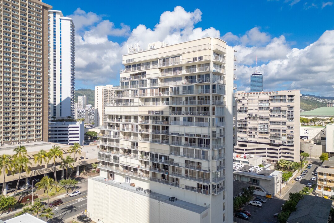 Sunset Towers in Honolulu, HI - Building Photo
