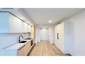 13738 Central Ave in Surrey, BC - Building Photo - Building Photo