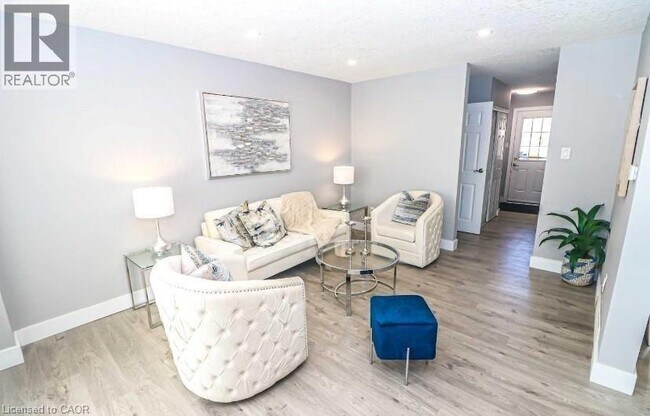 223 Pioneer Dr in Kitchener, ON - Building Photo - Building Photo