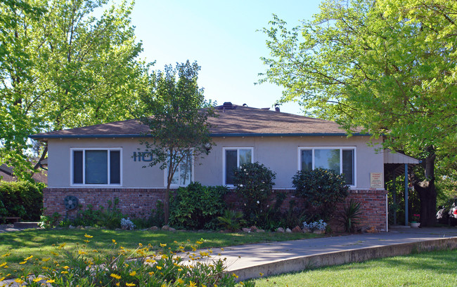 110 Ruth Ct in Sacramento, CA - Foto de edificio - Building Photo