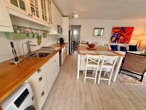 224 Meridian Ave in Miami Beach, FL - Building Photo - Building Photo