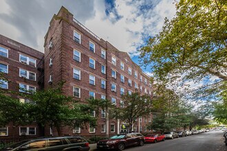 40-60 Elbertson St in Elmhurst, NY - Foto de edificio - Building Photo