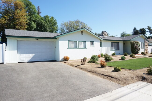 18243 Superior St in Northridge, CA - Foto de edificio - Building Photo