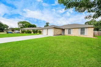 7410 La Pl Dr in Houston, TX - Building Photo - Building Photo