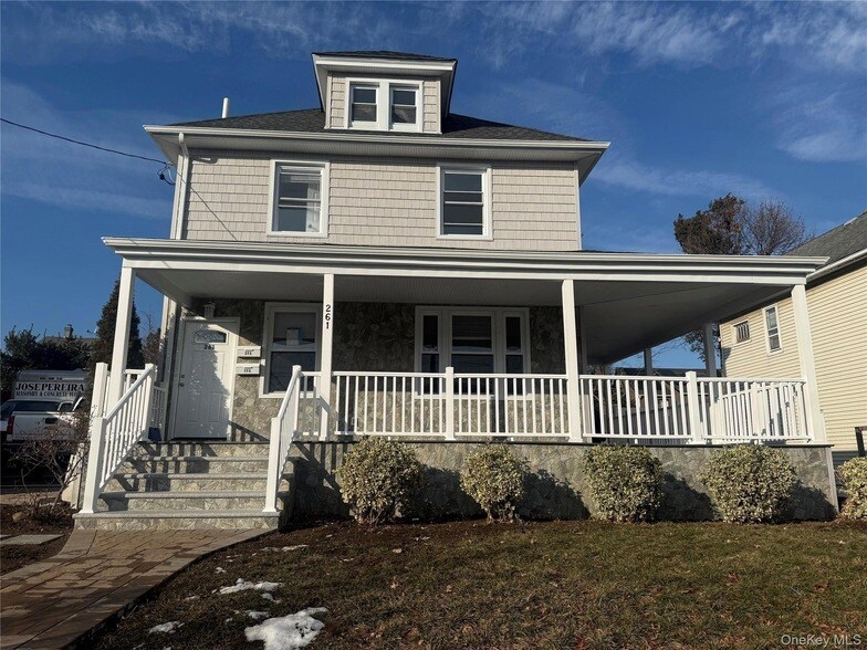 261 Wilson Ave, Unit 2nd Floor in Westbury, NY - Building Photo