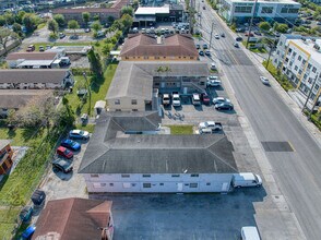 1460 W 29th St in Hialeah, FL - Foto de edificio - Building Photo