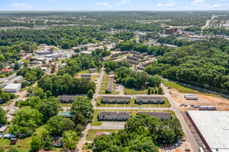 Oakwood Apartments in Opelika, AL - Building Photo - Building Photo