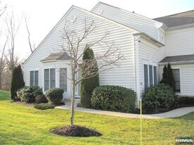 85 Buckthorn Ct in Paramus, NJ - Building Photo