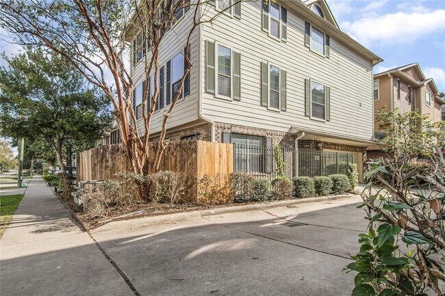 property at 908 W 26th St