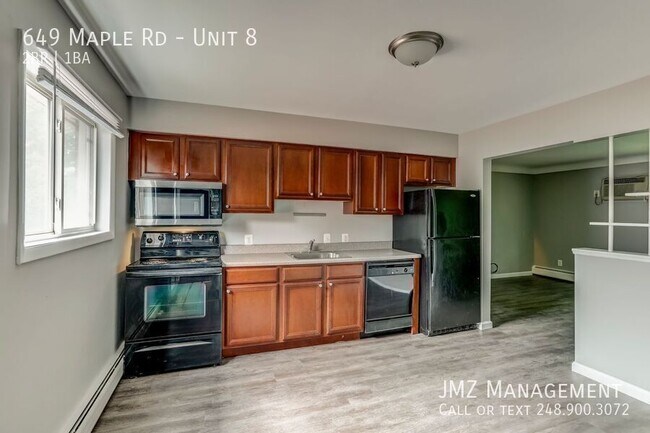 649 W Maple Rd in Clawson, MI - Building Photo - Building Photo