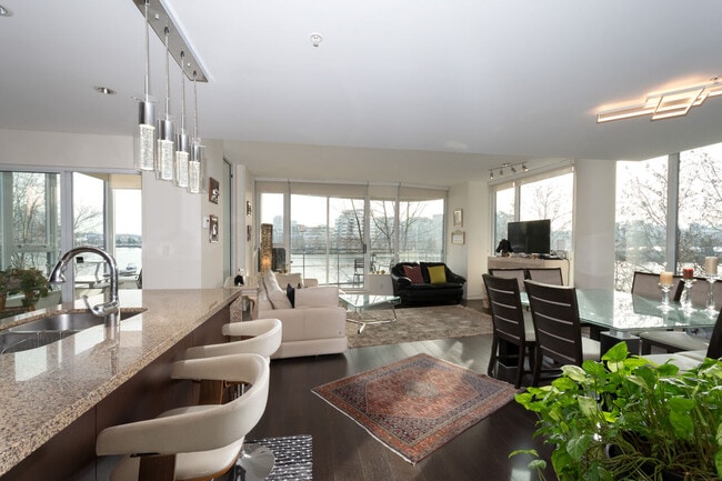 9 Smithe Mews in Vancouver, BC - Building Photo - Building Photo