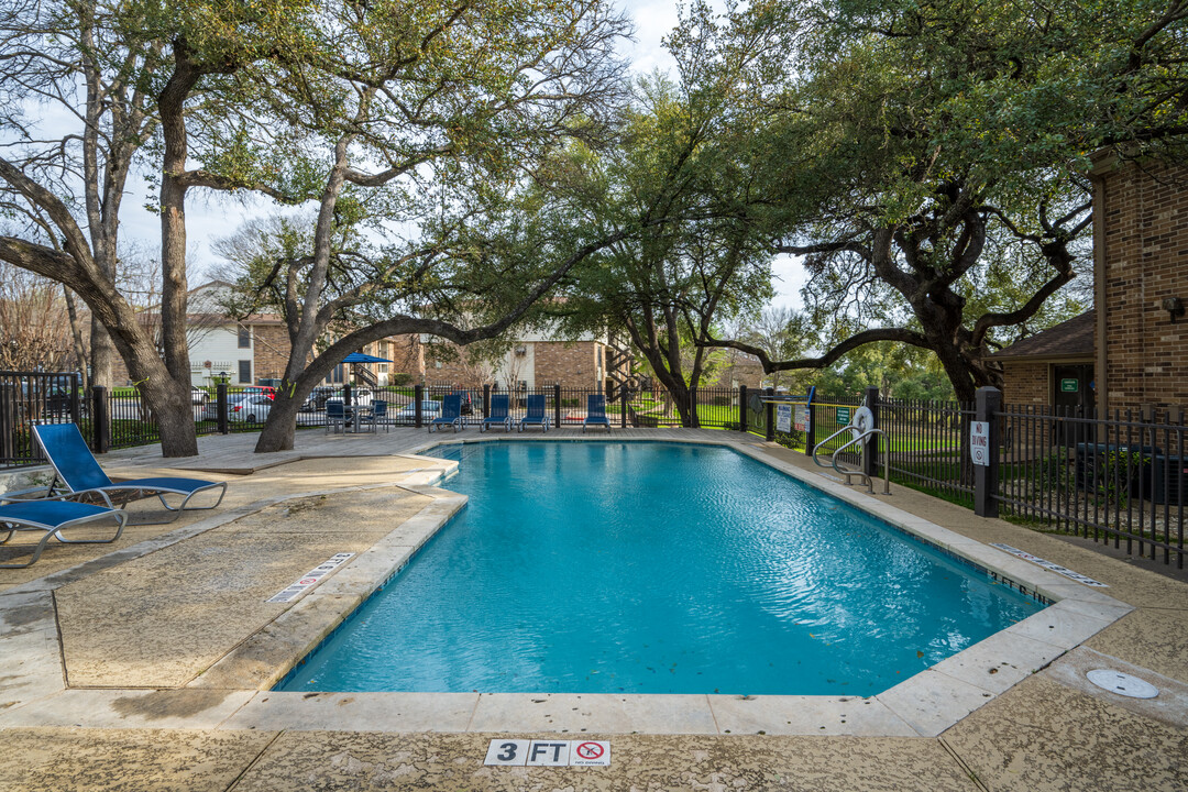 Cricket Hollow Apartments in Austin, TX - Building Photo