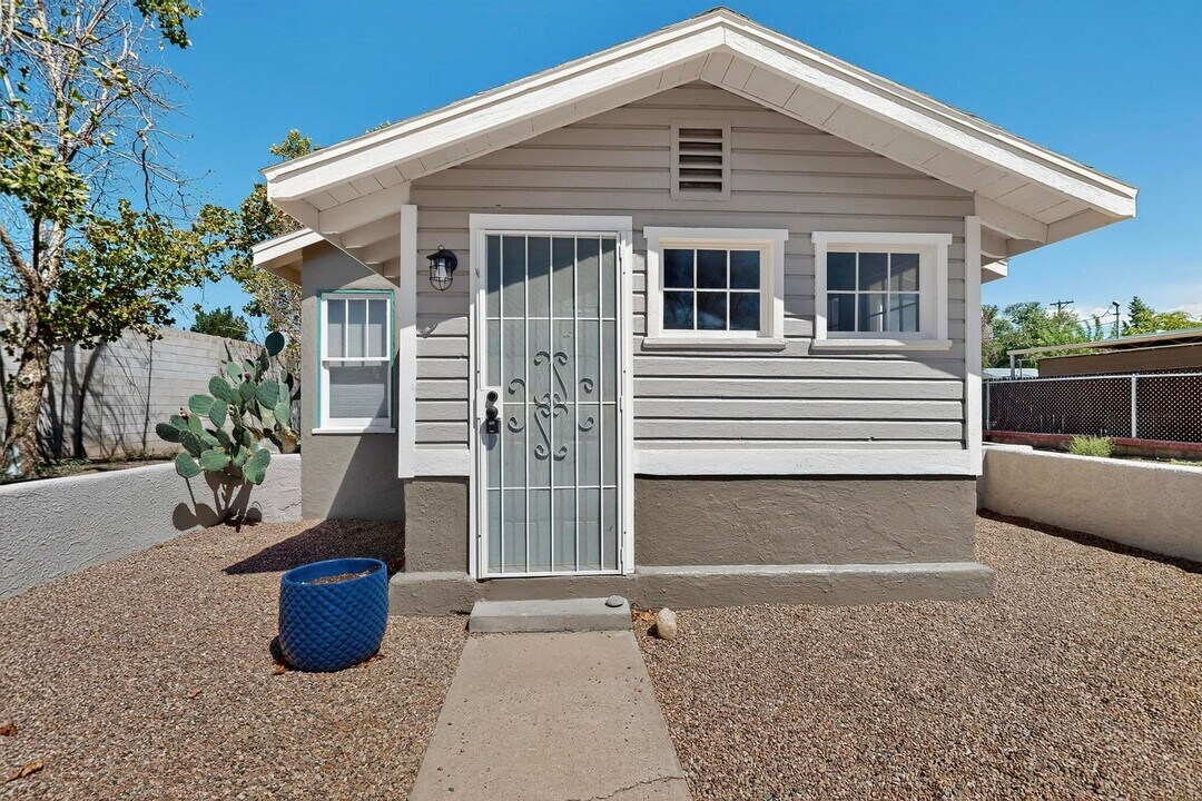 183 Hilton Ave NW in Albuquerque, NM - Building Photo