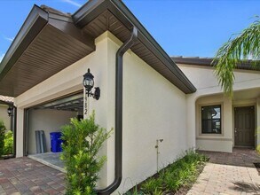 11982 Westmoreland Way in Ft. Myers, FL - Foto de edificio - Building Photo