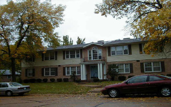 Four Seasons Apartments in Chesterfield, MO - Building Photo - Building Photo